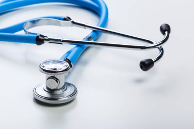 Tıbbi steteskop beyaz arkaplanda izole edildi