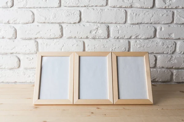 Duvardaki boş siyah resim çerçevesi