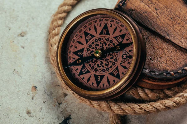 Brújula Vintage Sobre Fondo Madera Gruesa — Foto de Stock