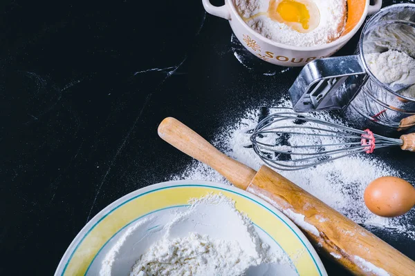 Ingrediënten Gebruiksvoorwerp Voor Het Bakken Het Zwarte Bord Bovenaanzicht — Stockfoto