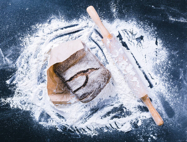 Свежеиспеченный хлеб на деревянном столе
