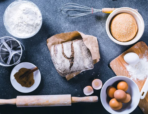 Versgebakken Brood Houten Tafel — Stockfoto