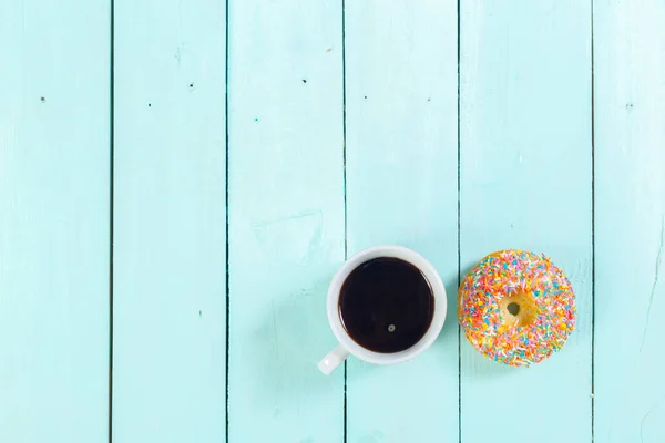 Donuts Und Kaffee Auf Einem Holztisch Ansicht Von Oben — Stockfoto
