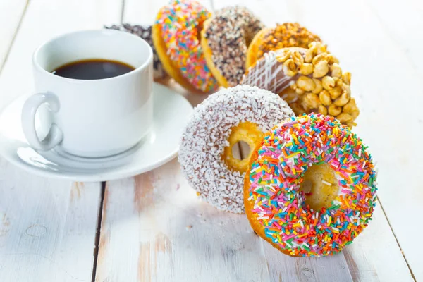 Donuts Und Kaffee Auf Weißem Holz Hintergrund — Stockfoto