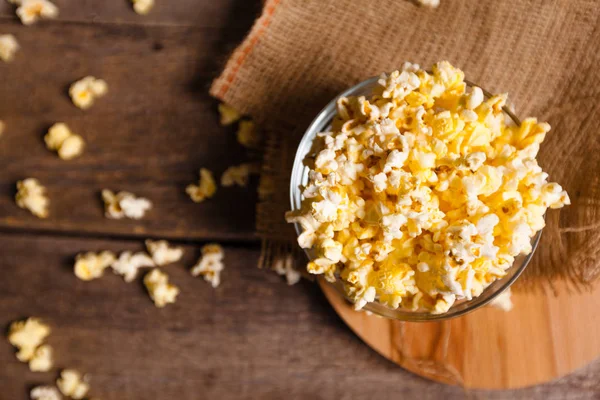 Ahşap masa üzerinde tuz patlamış mısır yığını