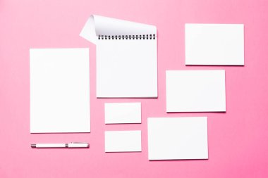 Pembe bir arka plan üzerinde beyaz yaprakları ile alay et