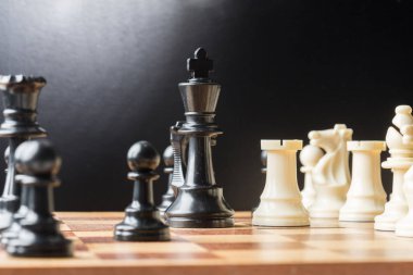 Satranç tahtası üzerinde ayarla satranç taşları yakın çekim 