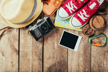 Ahşap arka plan üzerinde yolculuk şeyler kümesi