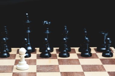 Satranç tahtası üzerinde ayarla satranç taşları yakın çekim 