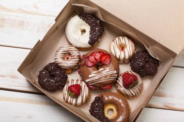 Kutusunda renkli donut