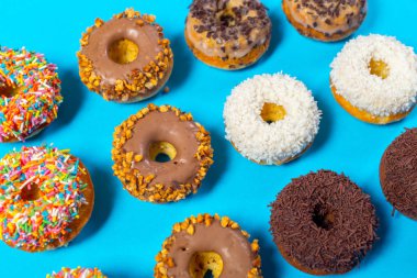 Mavi bir arka plan üzerinde çeşitli börekler