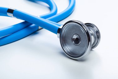 Beyaz arka plan üzerinde izole sağlık stetoskop yakın çekim 