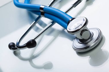 Beyaz arka plan üzerinde izole sağlık stetoskop yakın çekim 