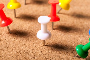 Renkli itme pimleri, yakın çekim