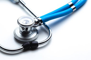 Beyaz arkaplanda mavi steteskop izole edildi 