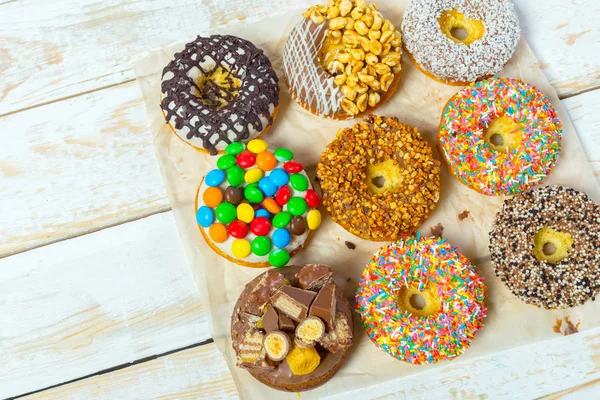 Sammlung Schmackhafter Donuts Auf Weißem Holzbrett — Stockfoto