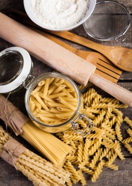 Makarna spagetti eski ahşap arka plan üzerine un, yumurta