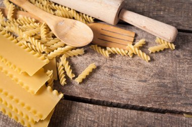 Karışık makarna. Ahşap bir arka plan üzerinde. Üstten görünüm