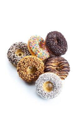 Beyaz arkaplanda çeşitli çörekler