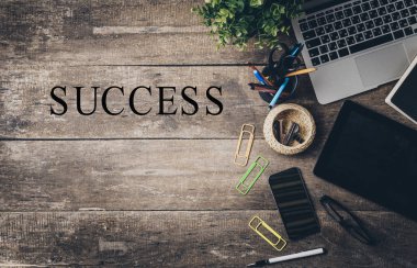 Ofis, banka donatımı ve gadget'lar metin ile ahşap bir masa üzerine karışımı