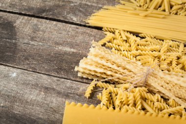 Karışık makarna. Ahşap bir arka plan üzerinde. Üstten görünüm