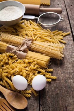 Makarna spagetti eski ahşap arka plan üzerine un, yumurta