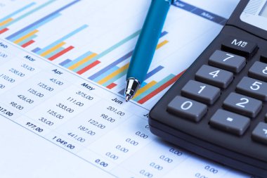 İş çizelgeler ve grafikler ile hesap makinası, yakın çekim 