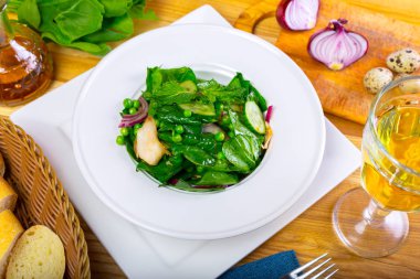 Ispanaklı taze yeşil salata