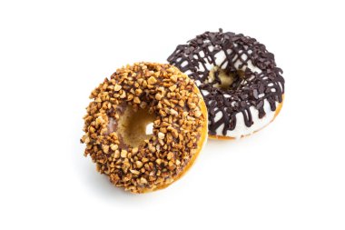 Beyaz arkaplanda çeşitli çörekler