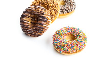 Beyaz arkaplanda çeşitli çörekler