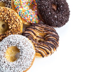 Beyaz arkaplanda çeşitli çörekler