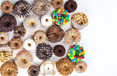 Beyaz izole buzlanma ile lezzetli börekler