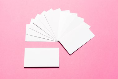 Pembe bir arka plan üzerinde beyaz yaprakları ile alay et