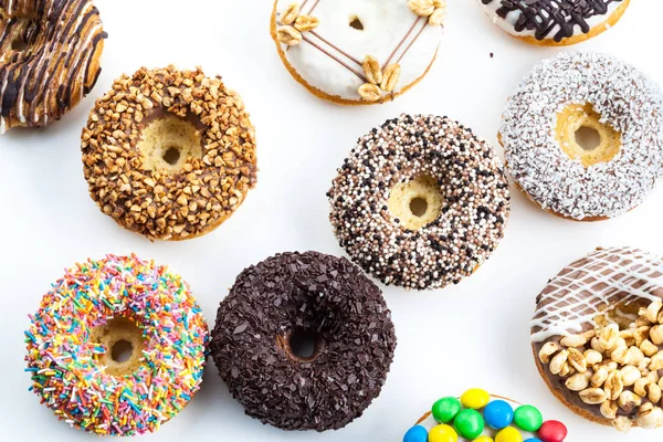 Leckere Donuts Mit Zuckerguss Isoliert Auf Weiß — Stockfoto