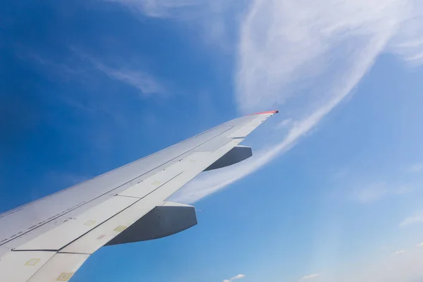 Vista Janela Avião Com Céu Azul Nuvens Brancas — Fotografia de Stock