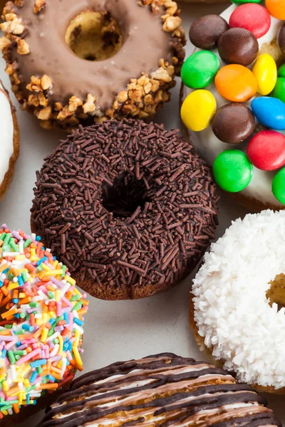 Close Van Een Selectie Van Kleurrijke Donuts — Stockfoto