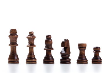 Beyaz arka plan üzerinde izole satranç taşları yakın çekim 