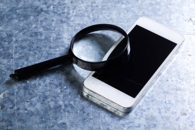 Mobil smartphone, Büyüteç'i. Üstten Görünüm.