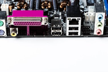 Beyaz arka plan üzerinde izole elektronik atık