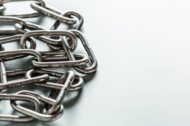 beyaz zemin üzerine metal zincir bölümünün yakın çekim