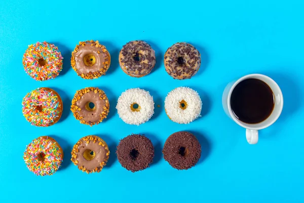 Tasse Kaffee Und Donut Isoliert Auf Blauem Hintergrund — Stockfoto