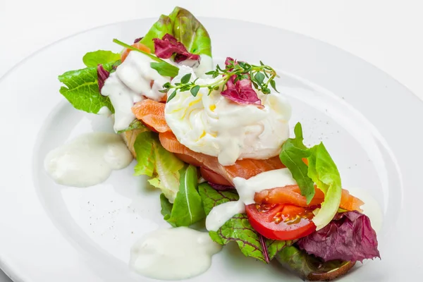 Beyaz arka plan üzerinde izole somon sandviç