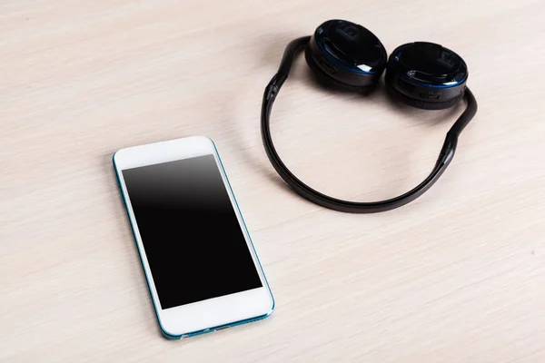 Ακουστικά Και Smartphone Φόντο Ξύλινη — Φωτογραφία Αρχείου