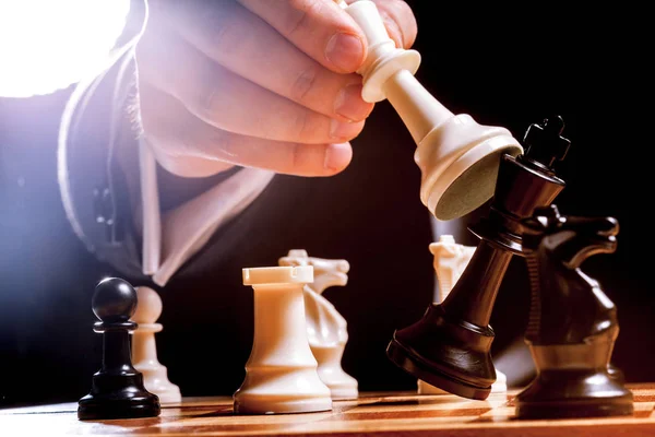 Männliche Hand Beim Schachspielen Nahaufnahme — Stockfoto
