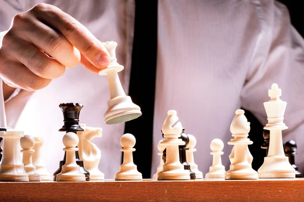 Männliche Hand Beim Schachspielen Nahaufnahme — Stockfoto