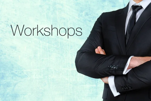 işadamı metin atölye çalışmaları yakın çapraz kolları olan ayakta 