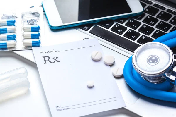 bilgisayar klavyesindeki sağlık stetoskop 