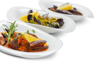 Beyaz tabak beyaz arka plan üzerinde izole içinde taze midye 