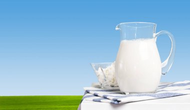 Cam ve arka plan üzerinde alan tablo sürahi taze süt 