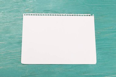 Boş kağıt üstünde okul sırası